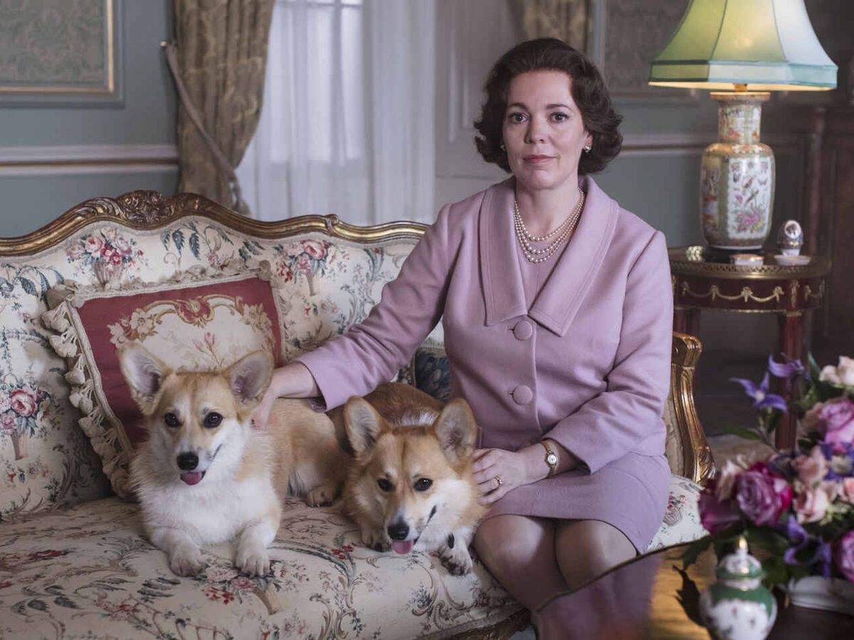 Foto:  Isabel II y sus corgis, en 'The Crown'. (Netflix)