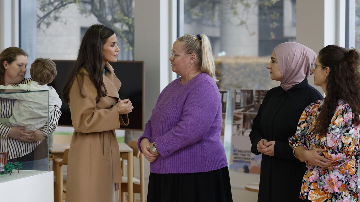 La reina Letizia conversando con madres de pacientes del Rigshospitalet. (EFE)