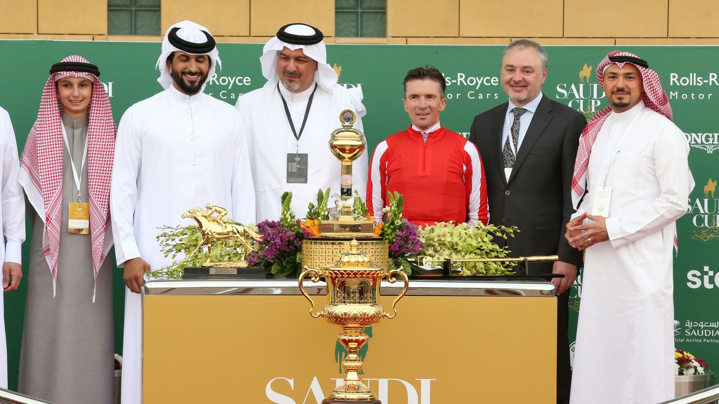 Presentación de los trofeos de la Saudi Cup, competición de carrera de caballos, con la familia real. (Reuters)