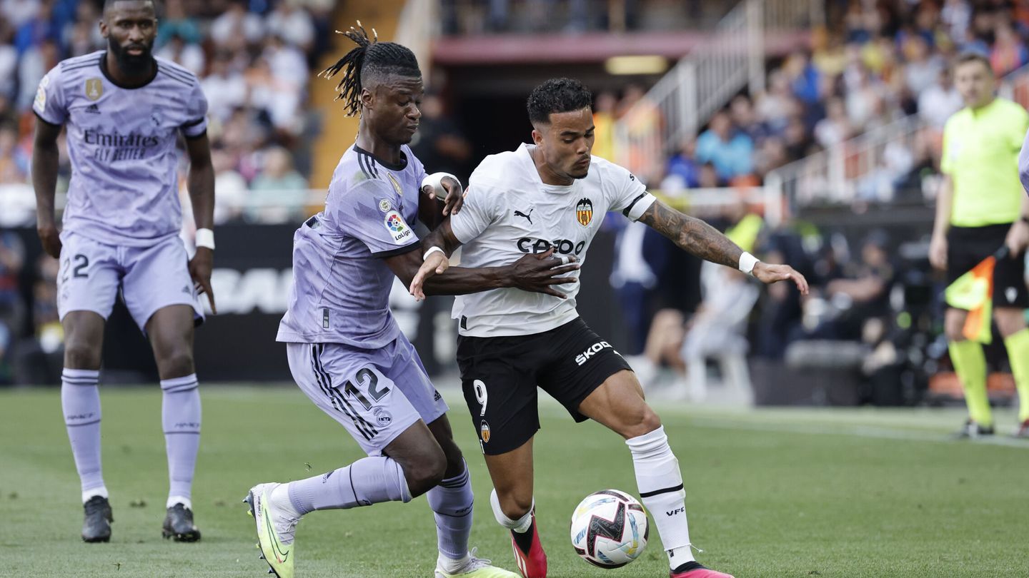 Camavinga disputa un balón en el partido contra el Valencia