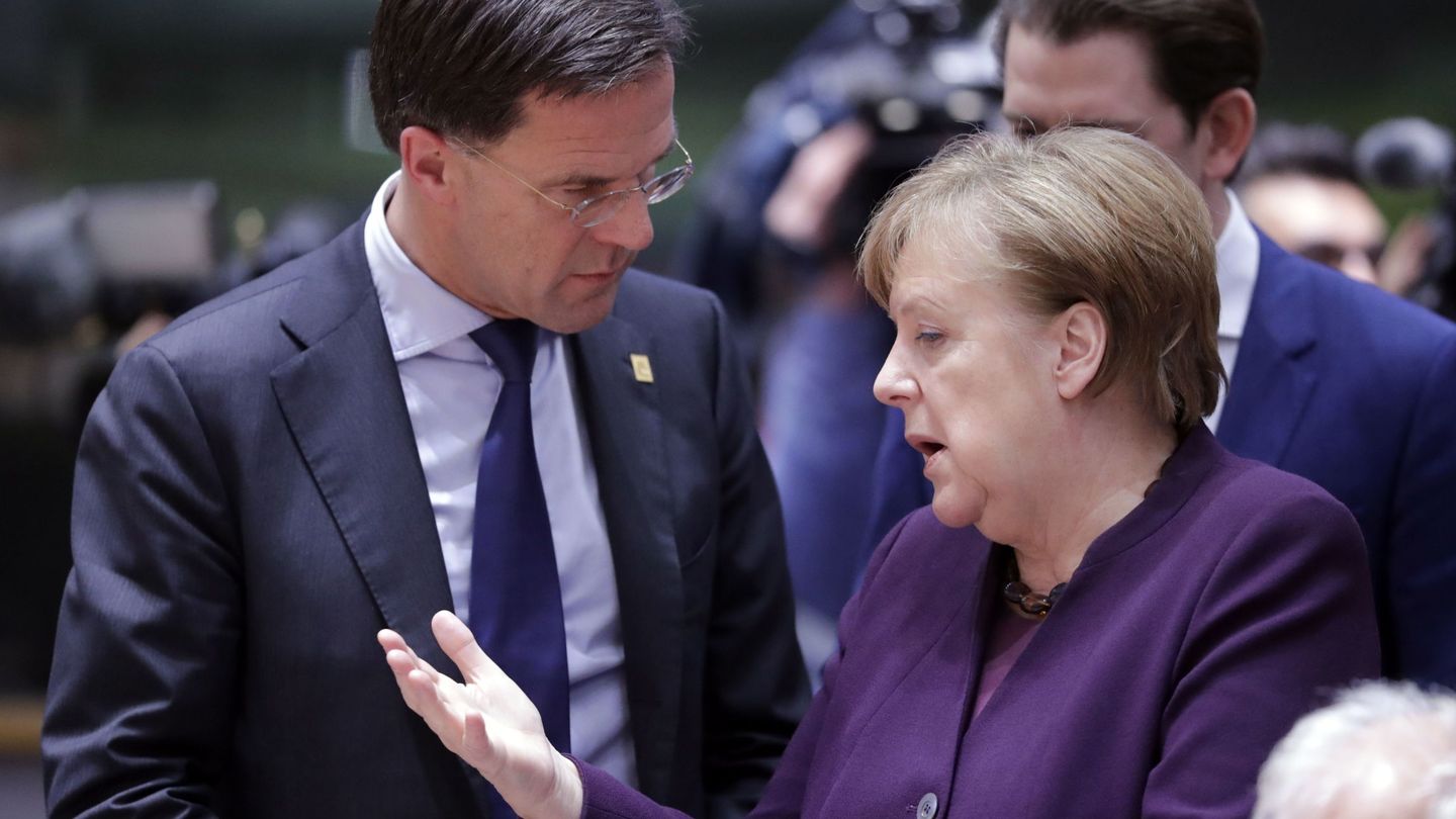 Rutte charla con la canciller Angela Merkel. (EFE)