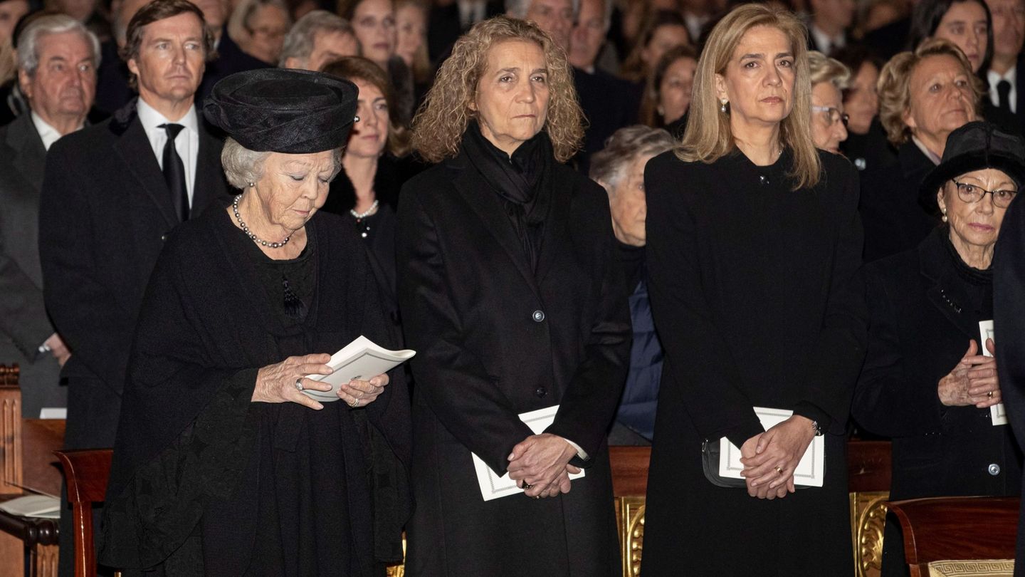 Las infantas Elena y Cristina, en el funeral de la infanta Pilar de Borbón. (EFE)