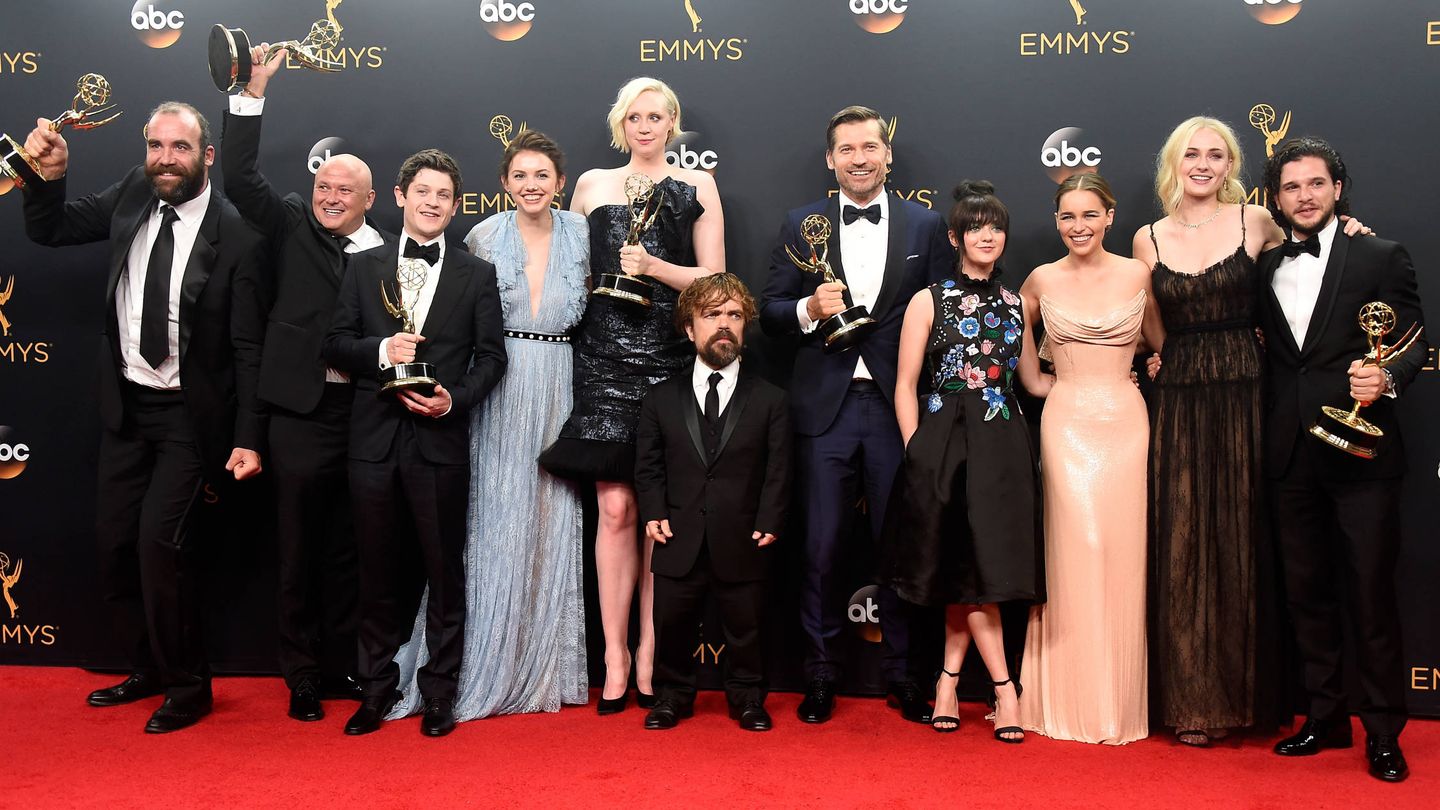 Emilia Clarke y el equipo de 'Juego de tronos'. (Getty)