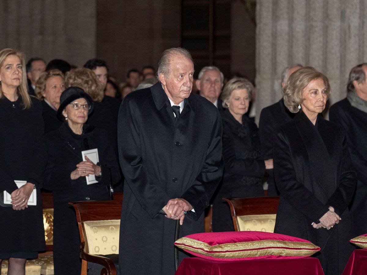 Foto: El rey Juan Carlos, en el funeral por la infanta Pilar. (EFE)