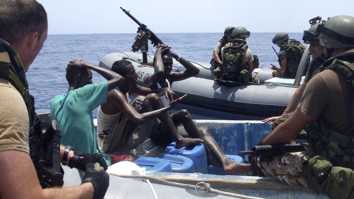 Militares españoles de la fragata Blas de Lezo arrestan a unos piratas en el Golfo de Aden (Reuters).
