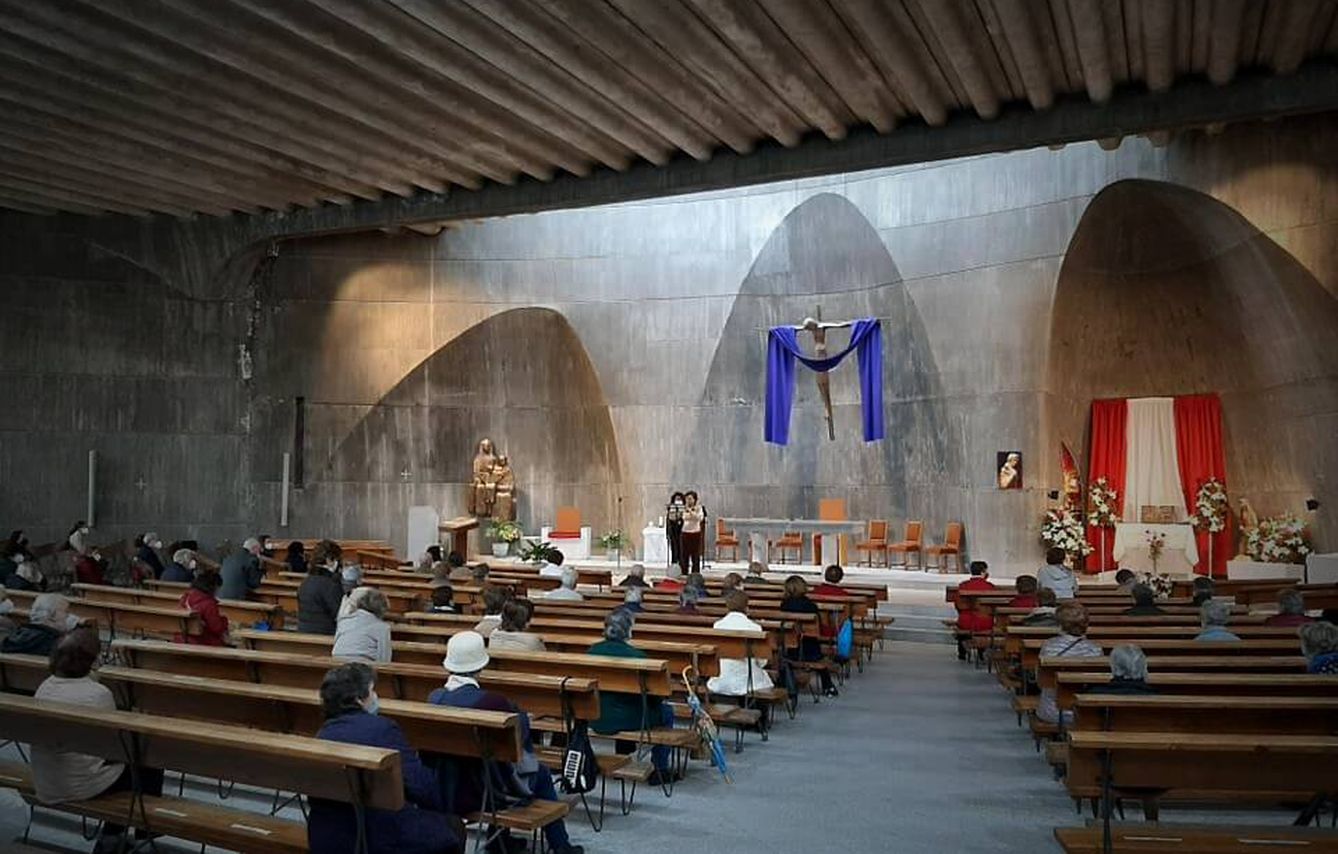 El interior de la iglesia parroquial de Santa Ana y la Esperanza de Miguel Fisac. (Cedida)