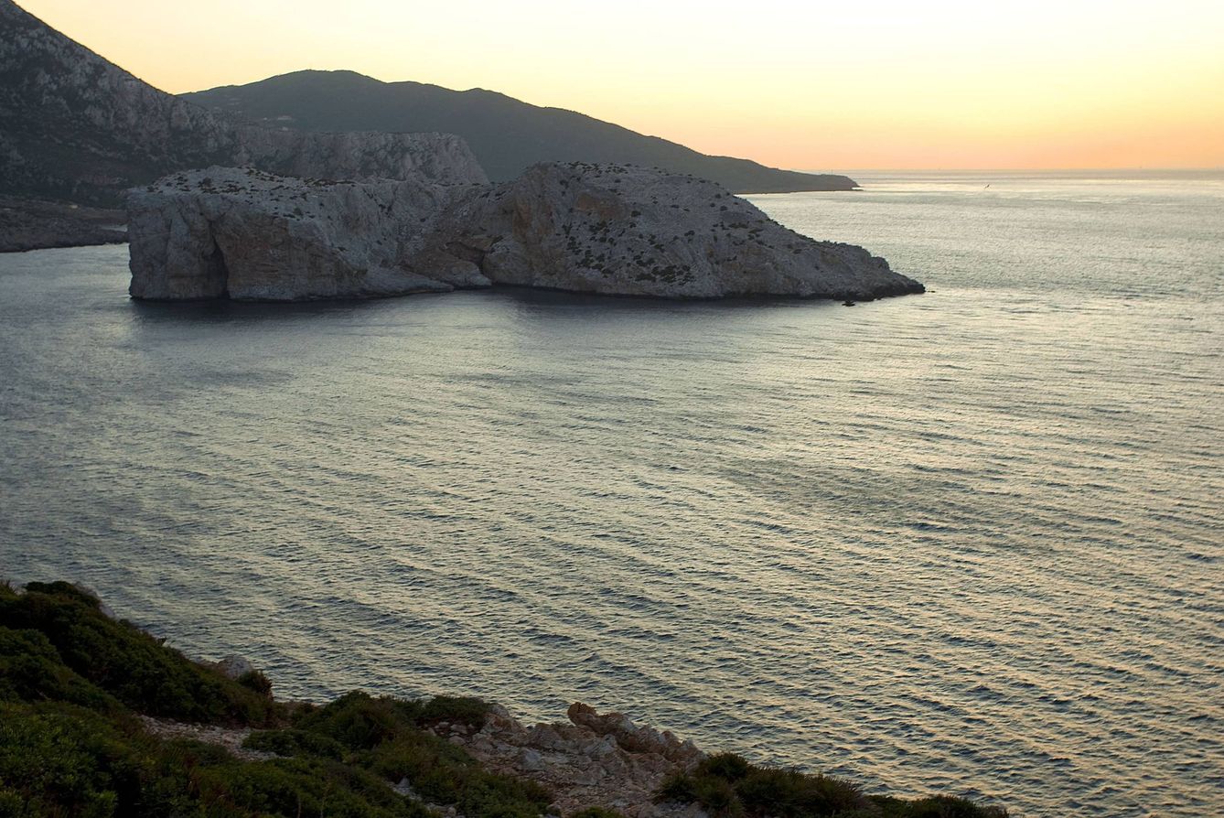 Vista del estrecho de Gibraltar desde la costa marroquí, junto al islote de Perejil. (EFE)