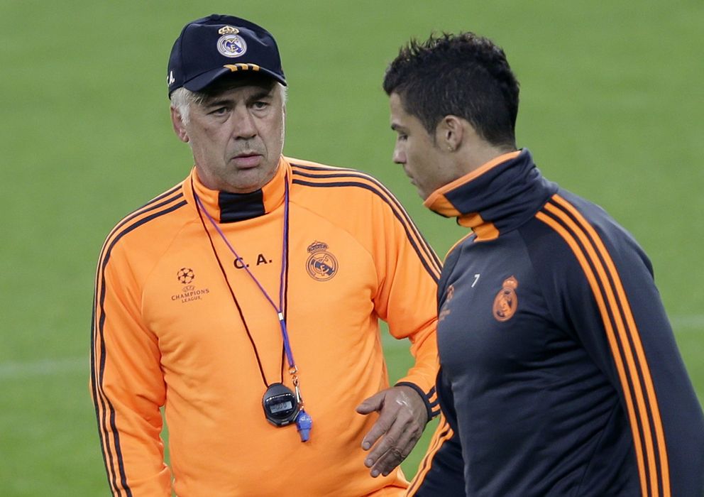 Foto: Ancelotti y Cristiano dialogan en un entrenamiento previo a un choque de la presente Champions.
