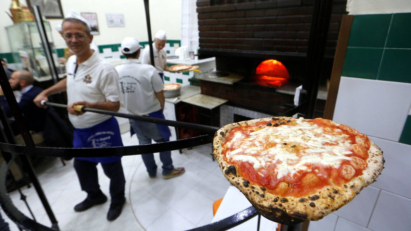 Pizza margarita preparada en Nápoles. (Reuters)