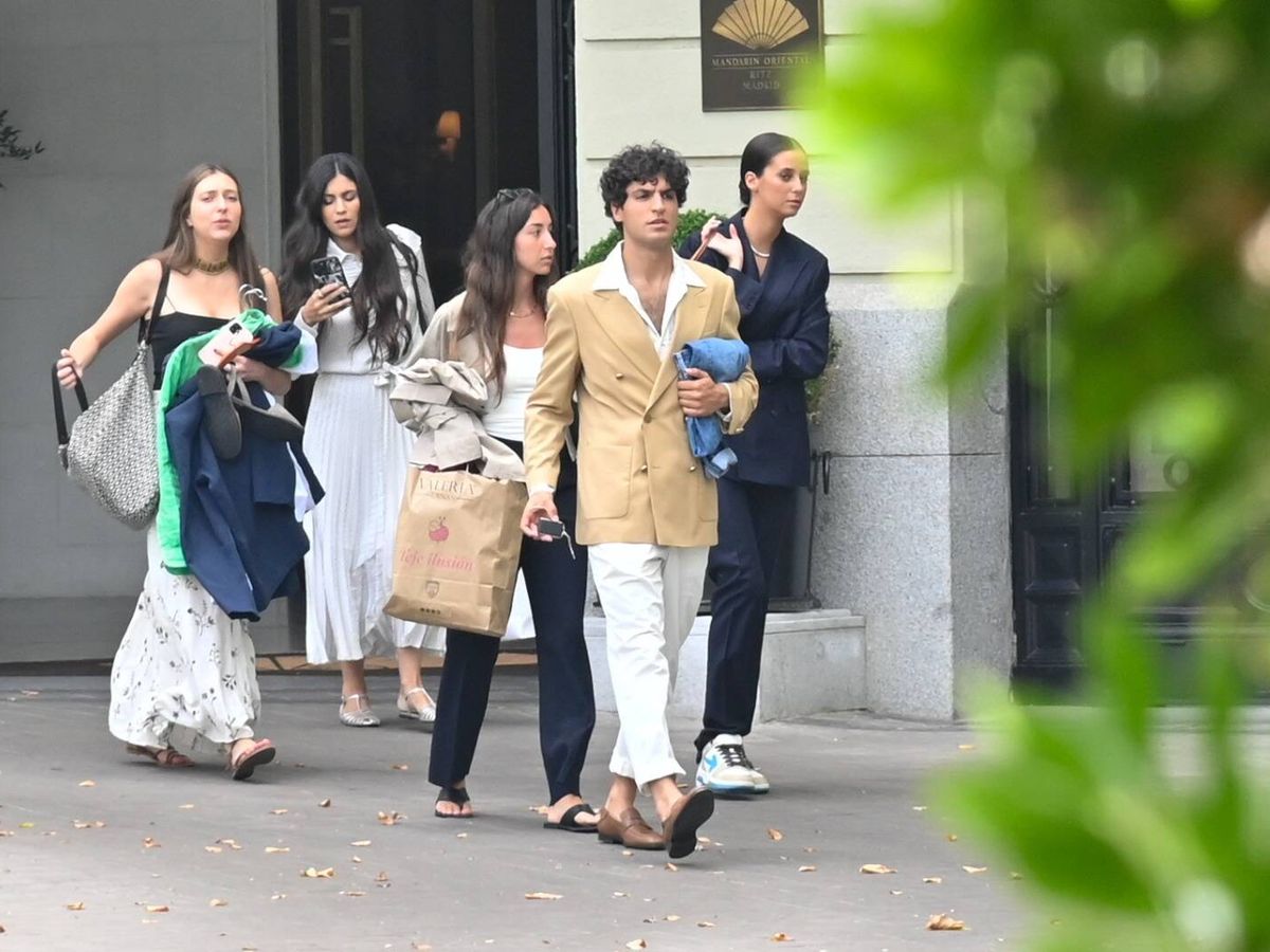 Foto: Victoria Federica, junto a Tomás Paramo y María García de Jaime saliendo del hotel Ritz. (Gtres)