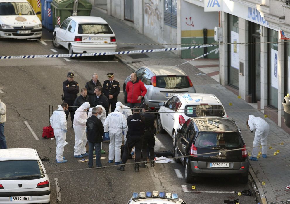 Foto: Efectivos de la Policía a la entrada de la entidad bancaria de Vigo que fue atracada. (Efe)