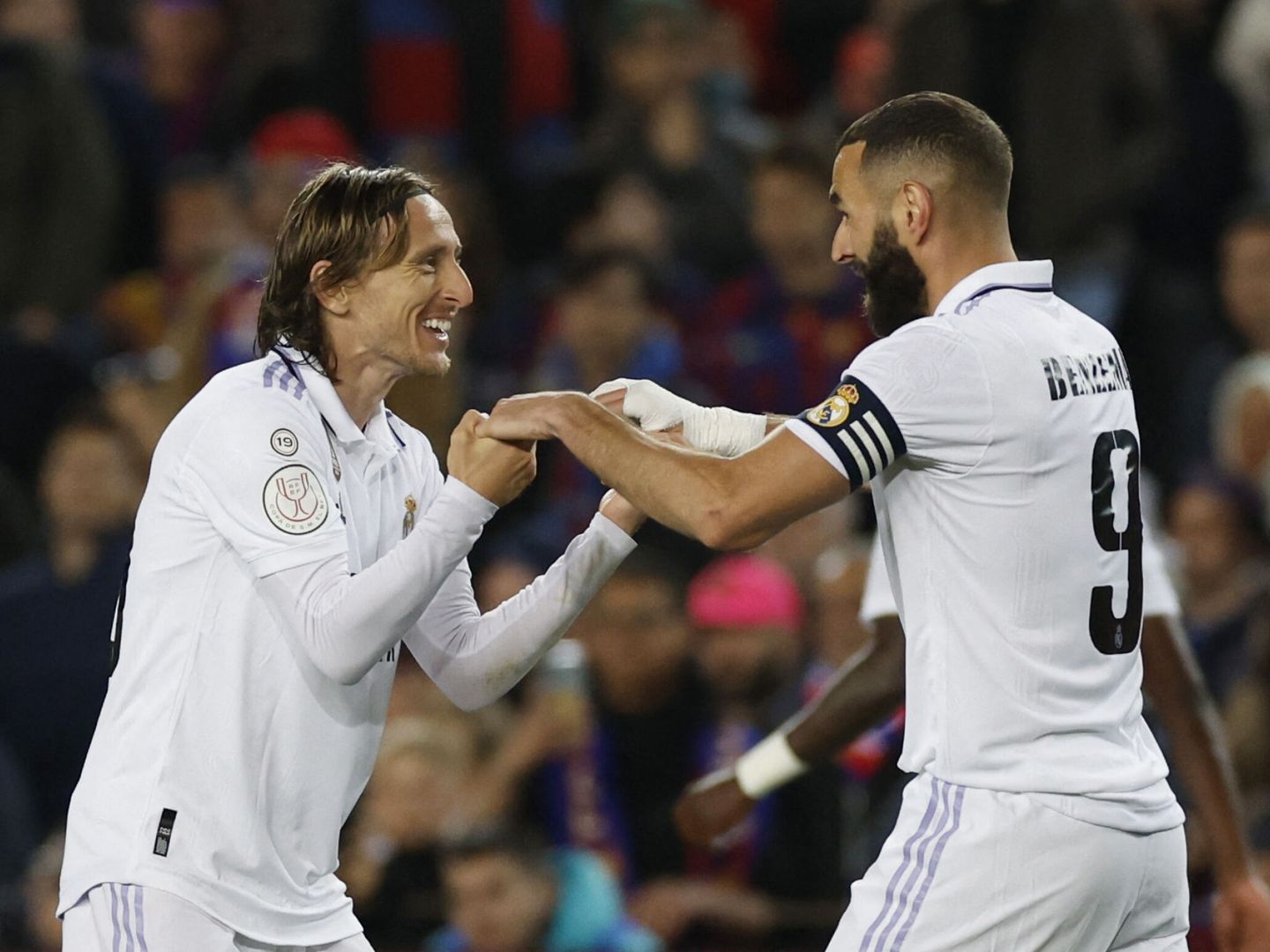 Modric y Benzema festejan un gol en el Camp Nou.