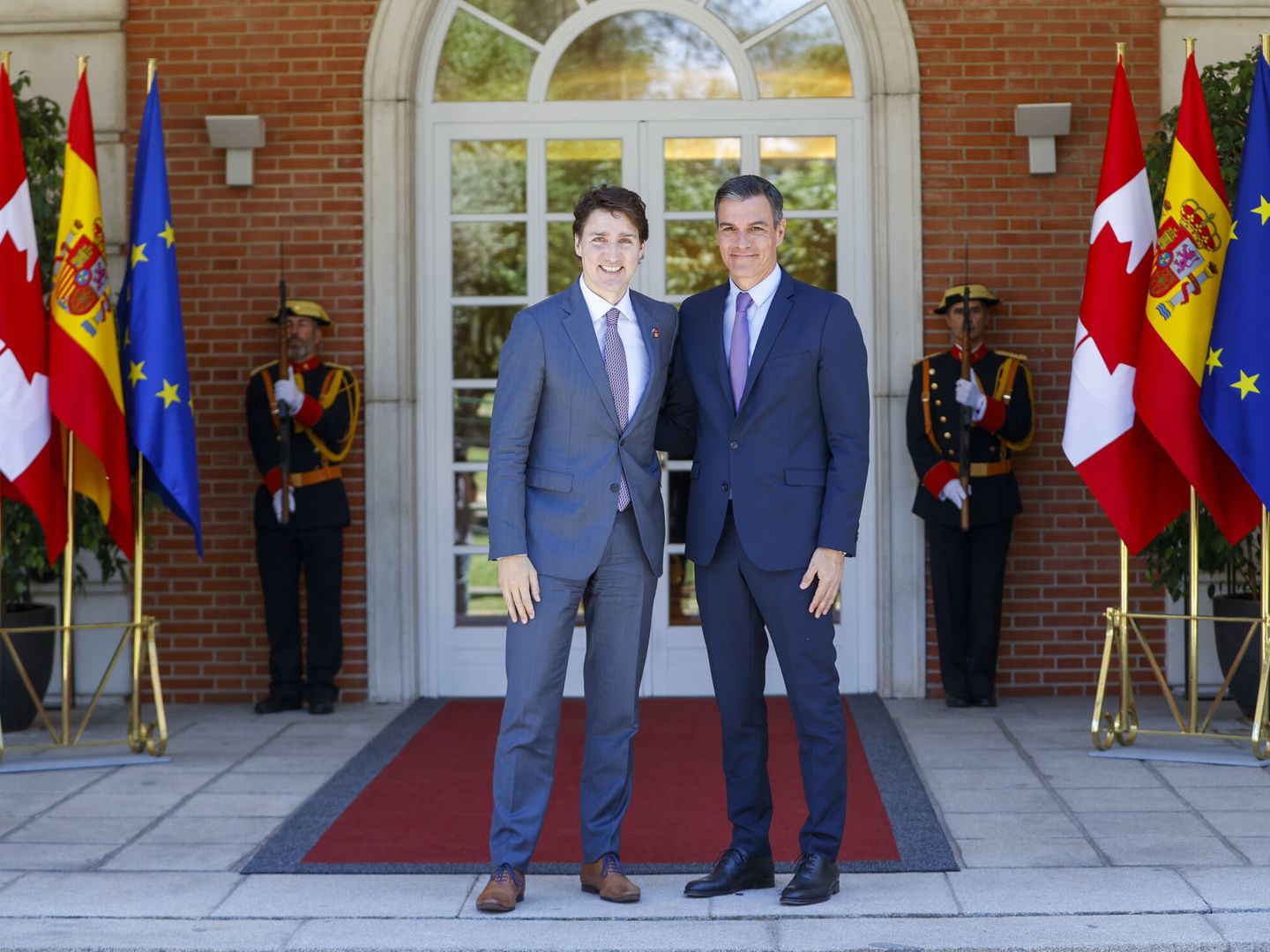 El presidente del Gobierno, Pedro Sánchez (d), saluda al primer ministro de Canadá, Justin Trudeau. (EFE/Mariscal)