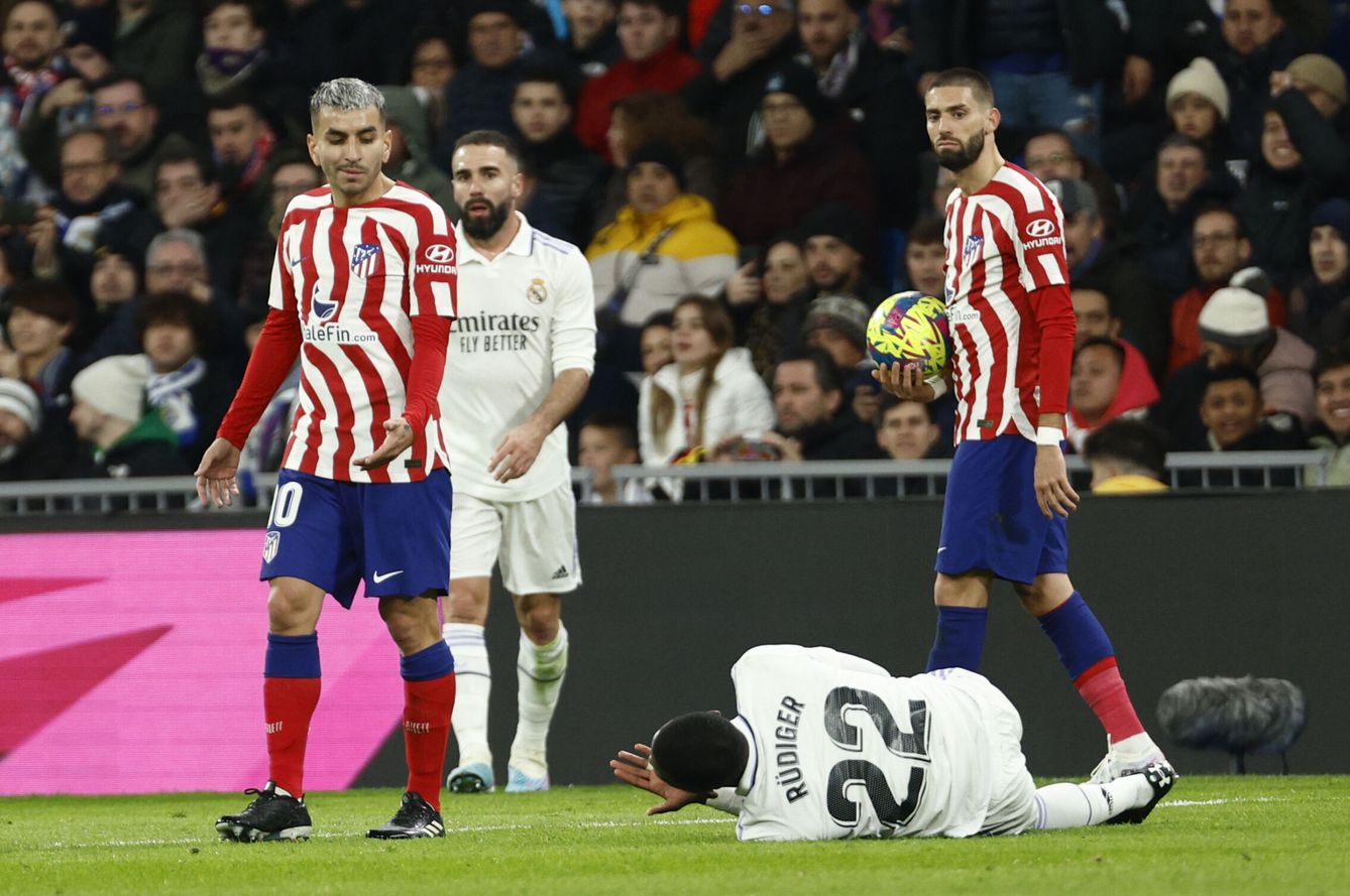 Ángel Correa mira a Rüdiger, tirado en el césped del Bernabéu