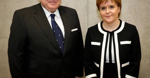 Foto:  Miguel Ángel Vecino junto a Nicola Sturgeon, ministra de Escocia