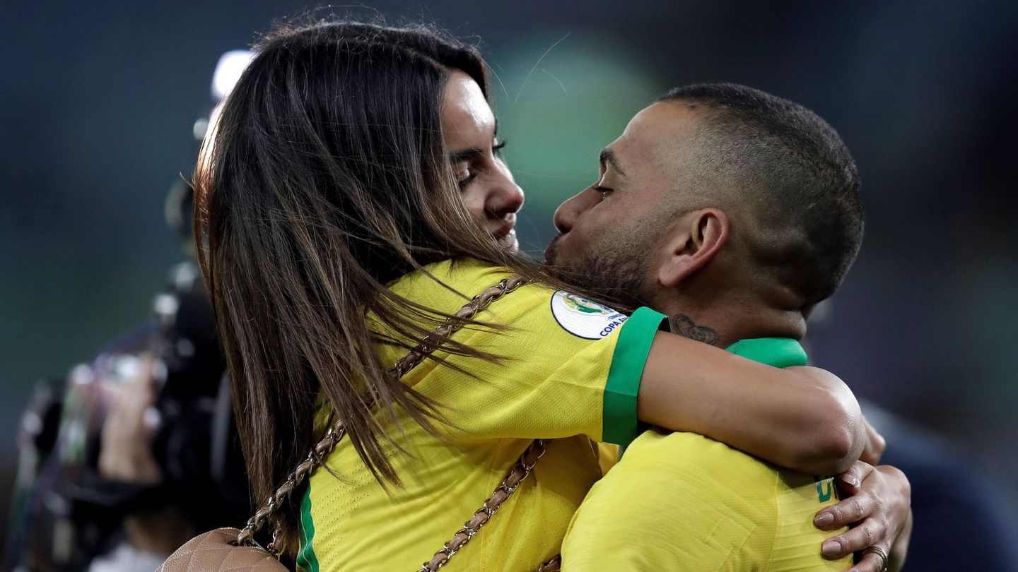 Dani Alves, con su mujer, Joana Sanz,  tras ganar la Copa América de Fútbol 2019. (EFE/Fernando Bizerra)