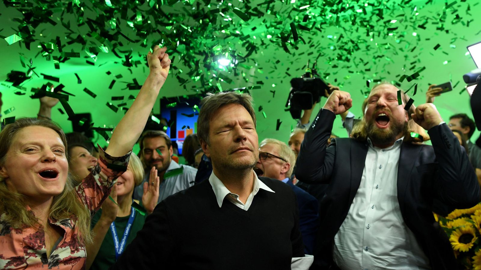 Foto: Los líderes del Partido Verde, Henrike Hahn, Robert Habeck y Anton Hofreiter, celebran los resultados de las elecciones en Baviera, el 14 de octubre de 2018. (Reuters)