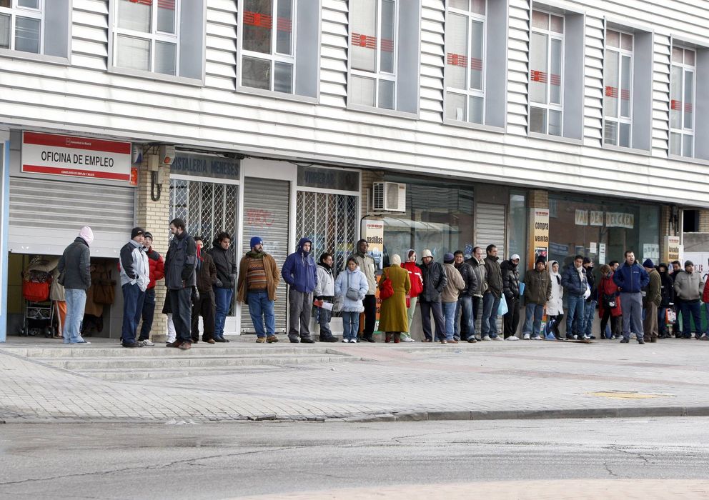 Foto: Varias personas forman una larga cola ante una oficina del INEM. (Efe)