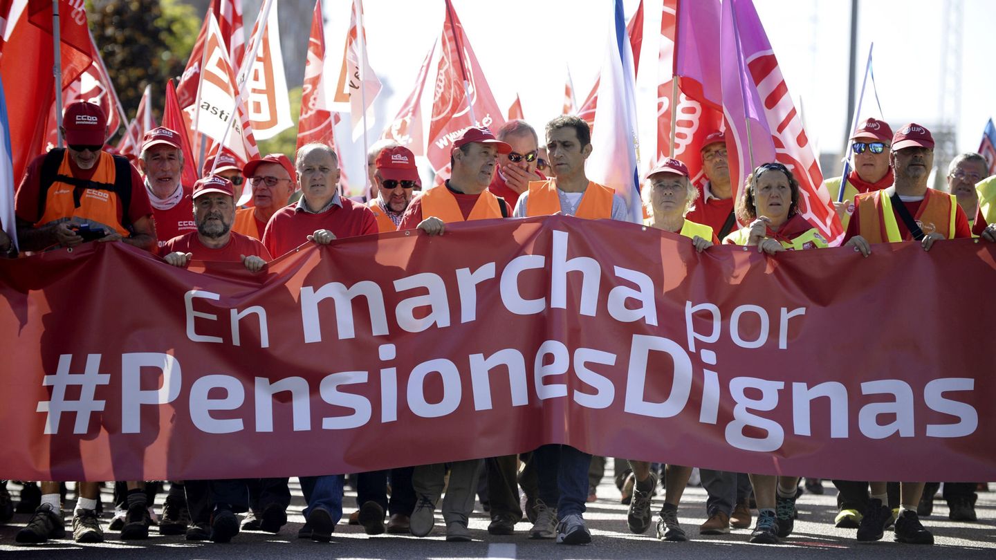 La marcha sindical de pensionistas a su paso por Valladolid. (EFE)