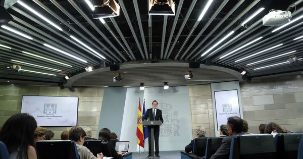 Foto: El presidente del Gobierno, Mariano Rajoy, durante la declaración institucional para valorar la jornada vivida en Cataluña. (EFE)