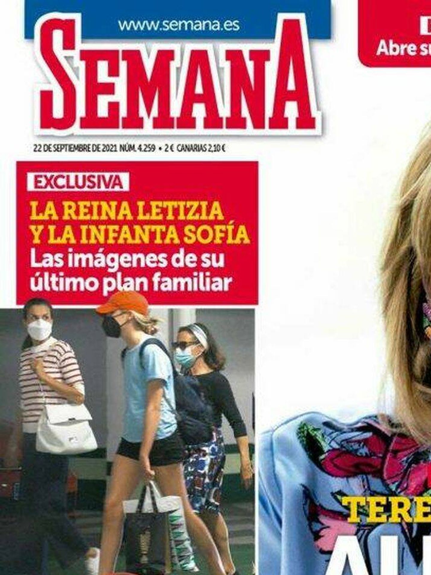 La Reina, con el bolso de Carolina Herrera en la portada de 'Semana'.