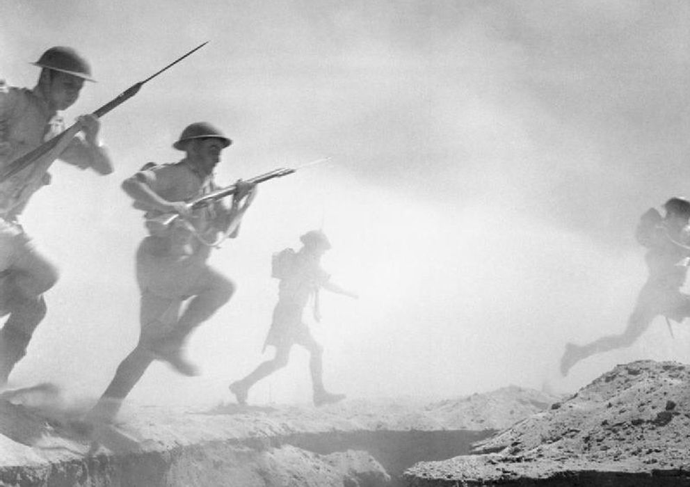 Foto: El Alamein 1942: Infantería británica avanza entre el polvo y el humo de la batalla (CC)