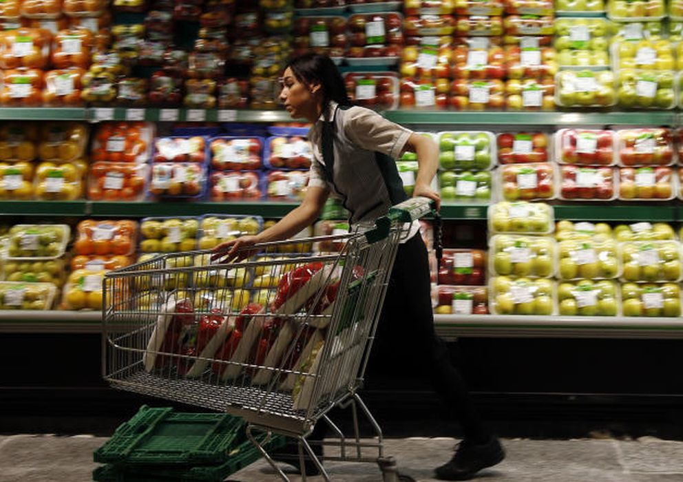 Foto: Una mujer repone la mercancía en un supermercado español (Reuters)