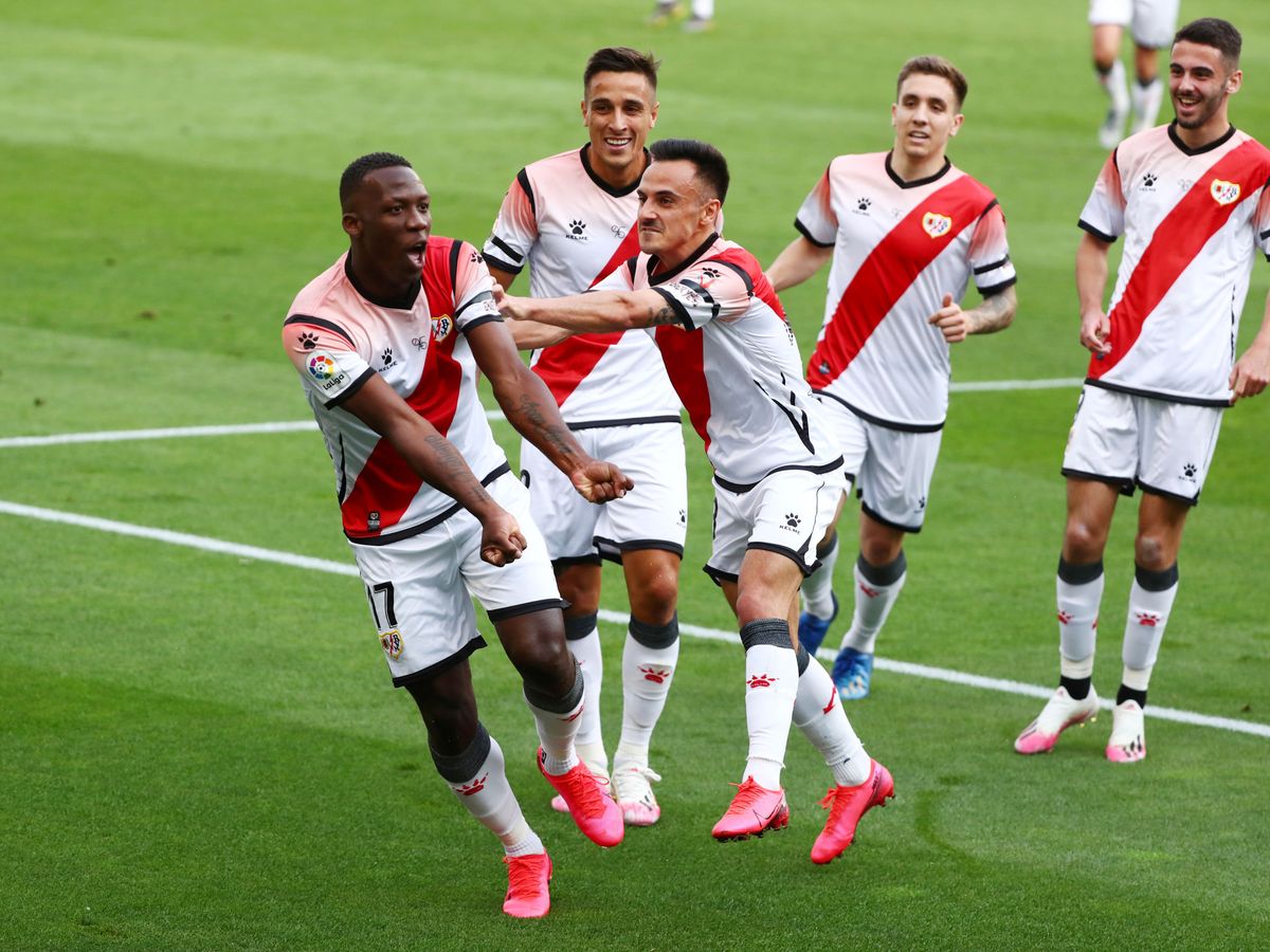 Foto: Advíncula celebra el único gol del partido con sus compañeros (Reuters)