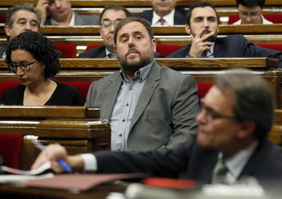 Foto: El líder de ERC, Oriol Junqueras, observa al presidente catalán Artur Mas durante una sesión del Parlamento de Cataluña (Reuters). 