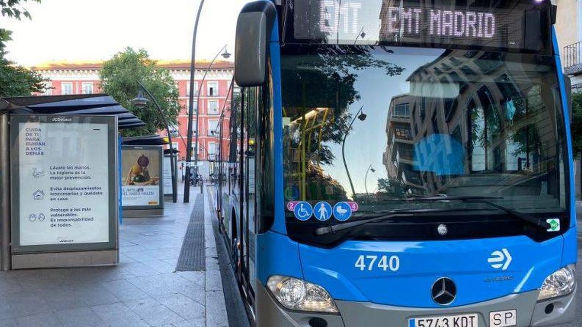 Herido un hombre tras un choque entre un VTC y un autobús en Chamberí (Madrid)