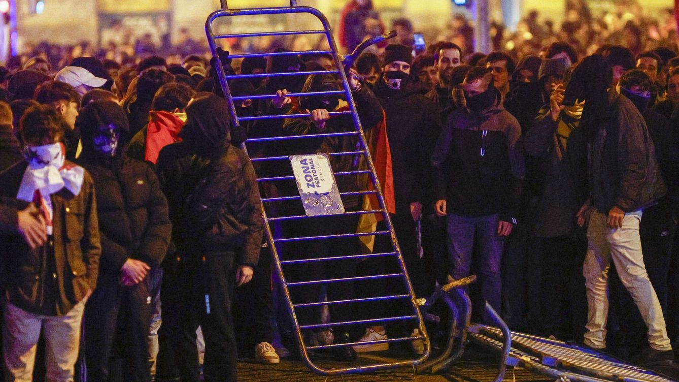 Foto: Un grupo de radicales lanza una valla a la Policía. (EFE / Rodrigo Jiménez) 