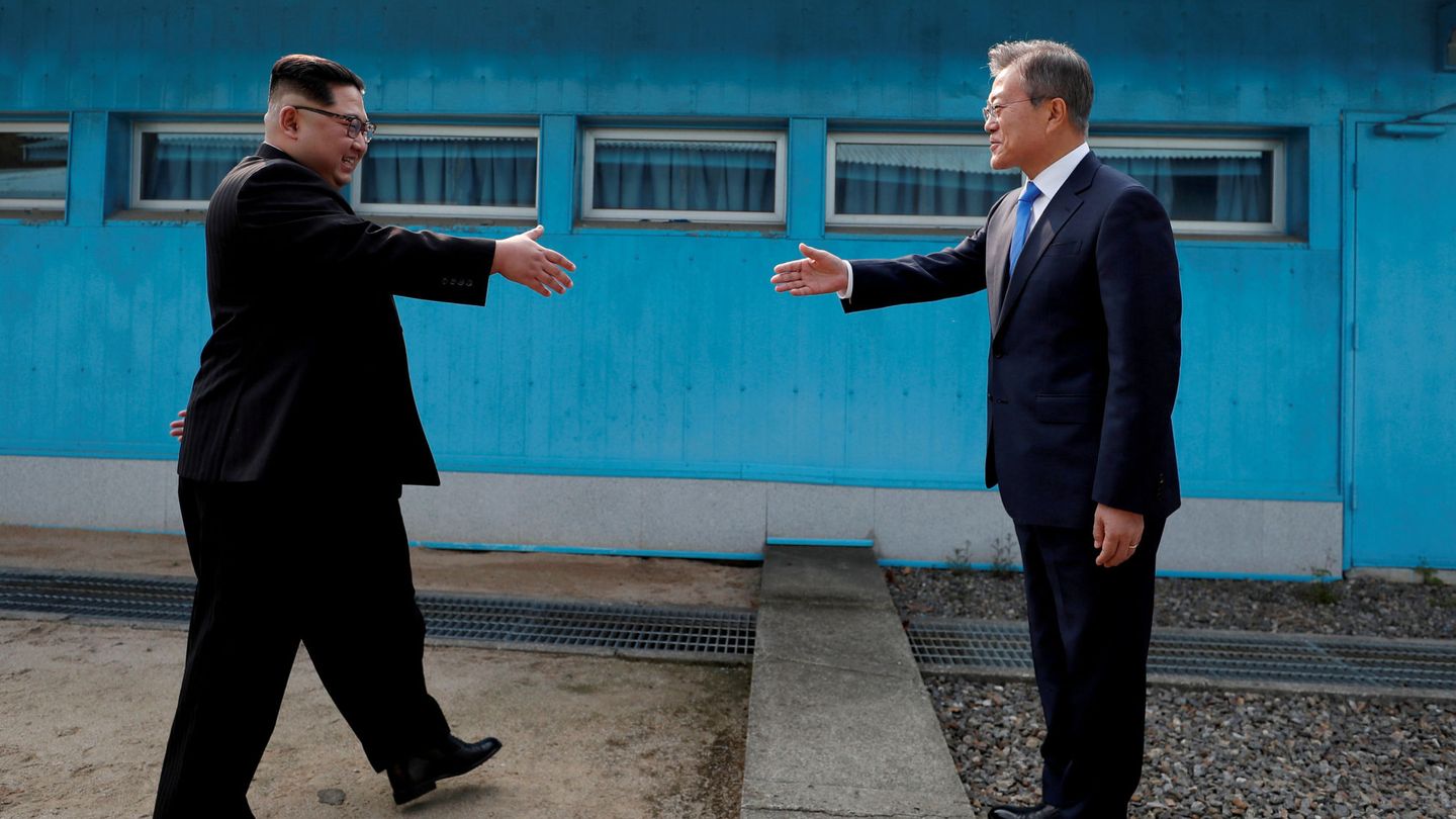 Moon Jae-in y Kim Jong Un en el encuentro que tuvo lugar en abril. (Reuters)