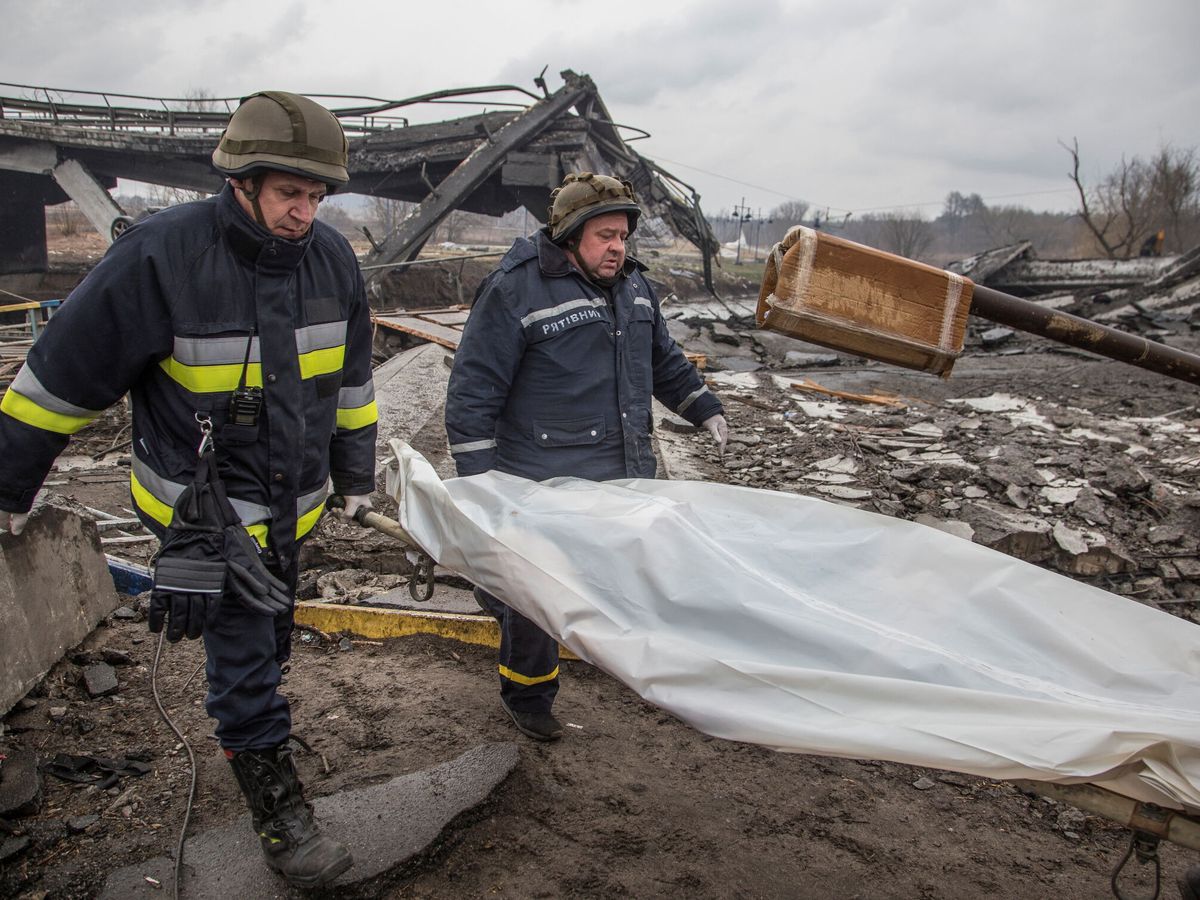 Foto: Servicios de Emergencias trasladan un fallecido. (Reuters/Oleksandr Ratushniak)
