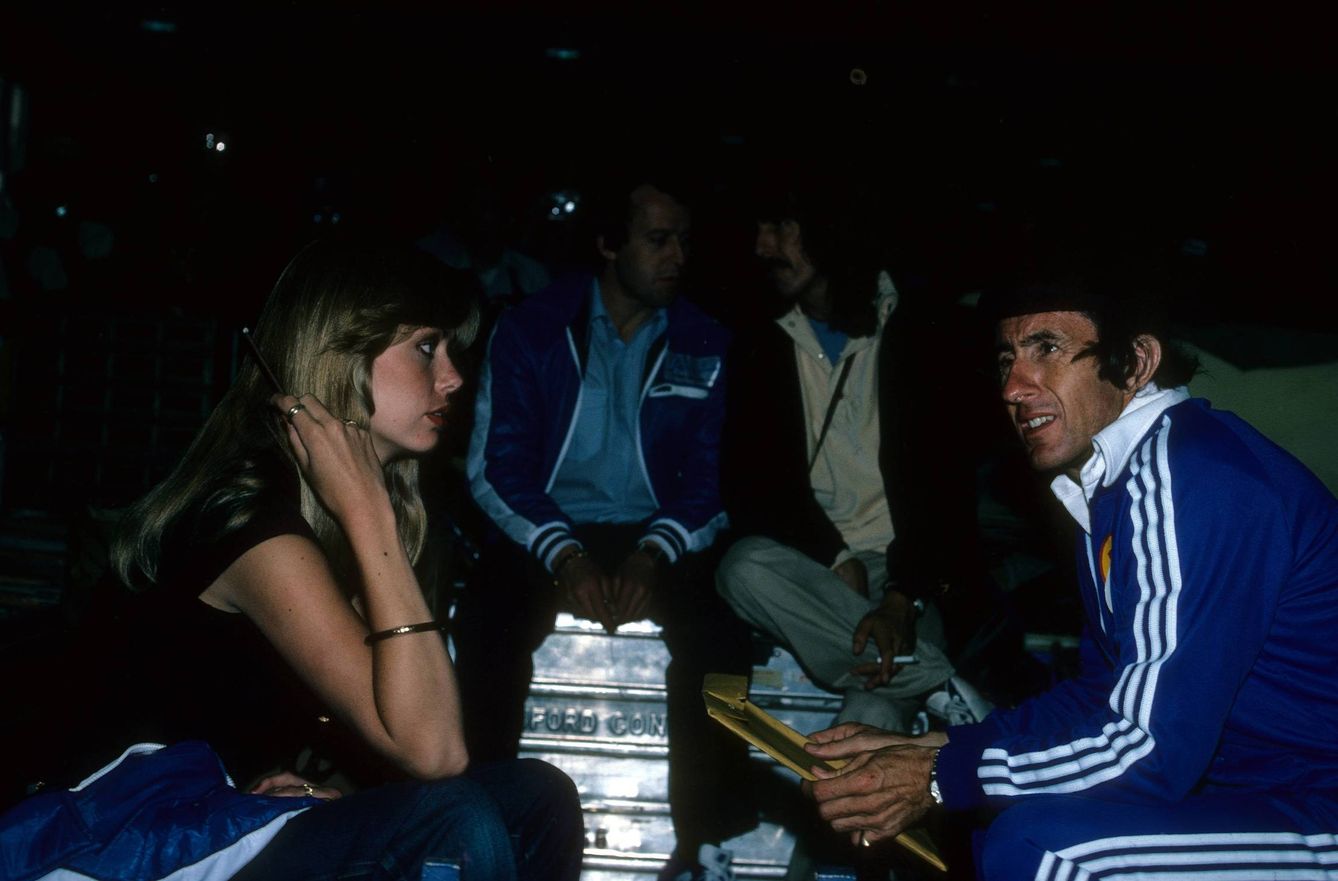 Gran Premio de Mónaco de 1978. En primer plano, Jackie Stewart conversa con una mujer. Al fondo, entre la oscuridad, charlan George Harrison (d) y Jackie Oliver (i). (Imago)