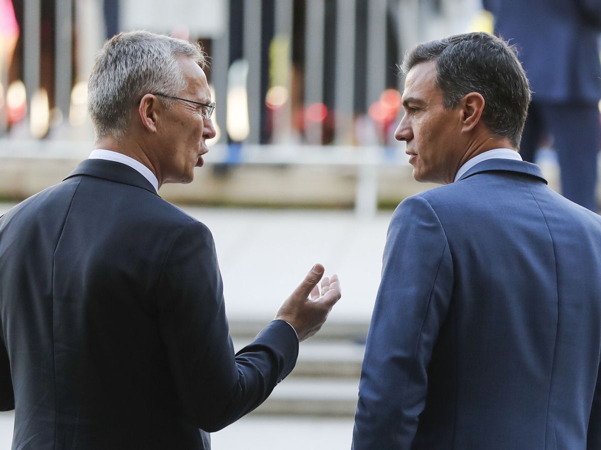 Foto: El secretario general de la OTAN, Jens Stoltenberg (i), conversa con el presidente del Gobierno, Pedro Sánchez (d), este lunes en Madrid. (EFE/Juan Carlos Hidalgo)