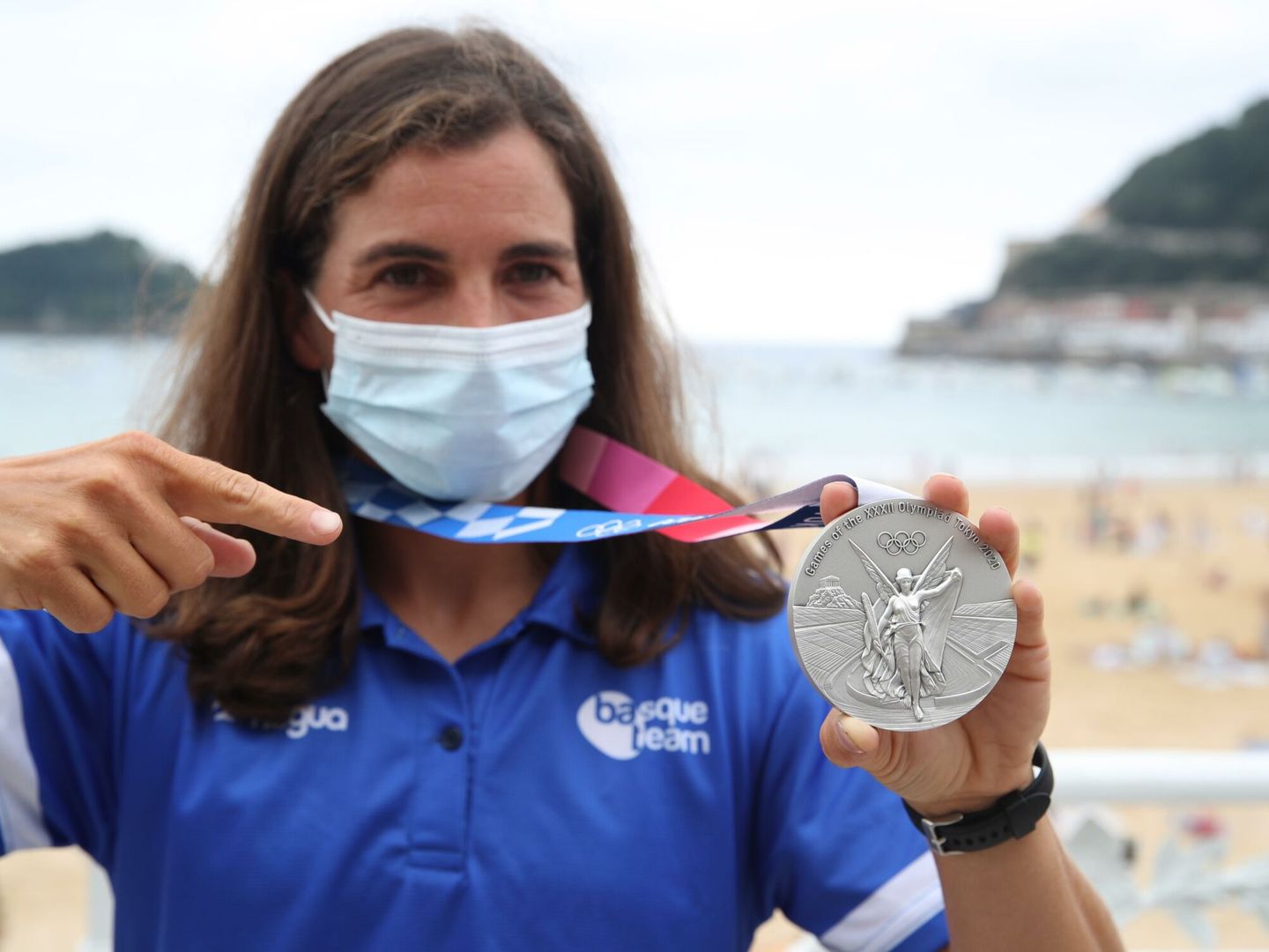 La medallista olímpica Maialen Chourraut posa en San Sebastián con su plata. (EFE)