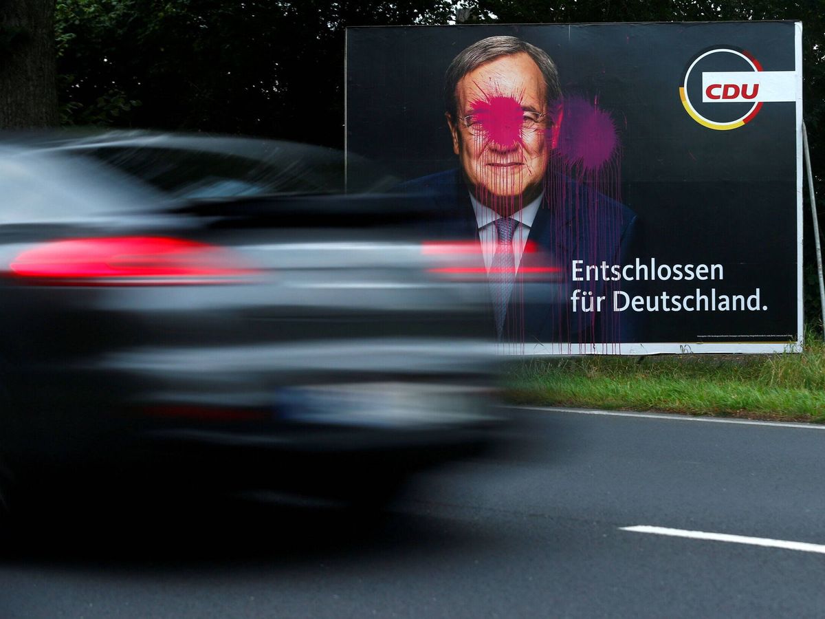 Foto: Un coche pasando frente a un cartel electoral en Alemania. (Reuters)