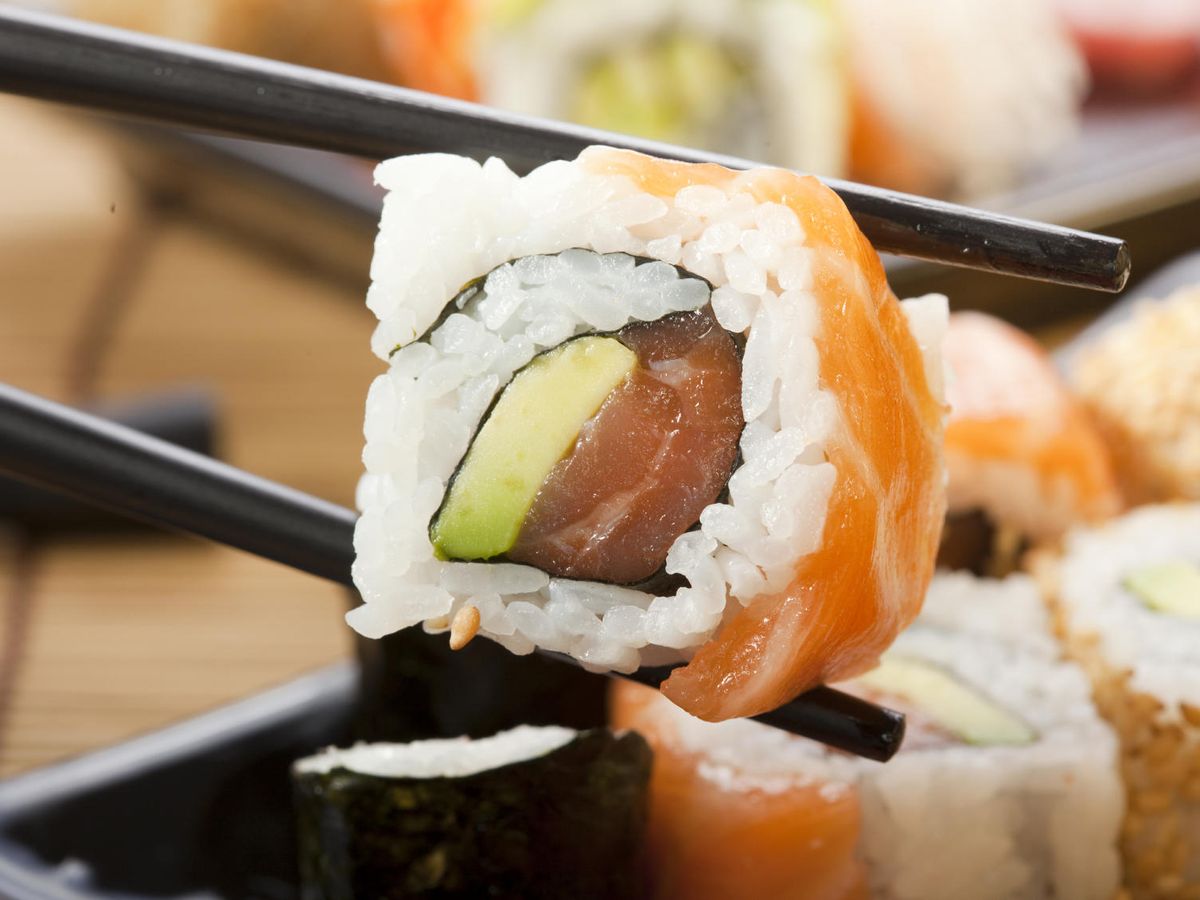 Foto: Hacer sushi en casa es posible (y no hay que ser un cocinitas para conseguirlo): el paso a paso para sorprender a tus invitados . (iStock)