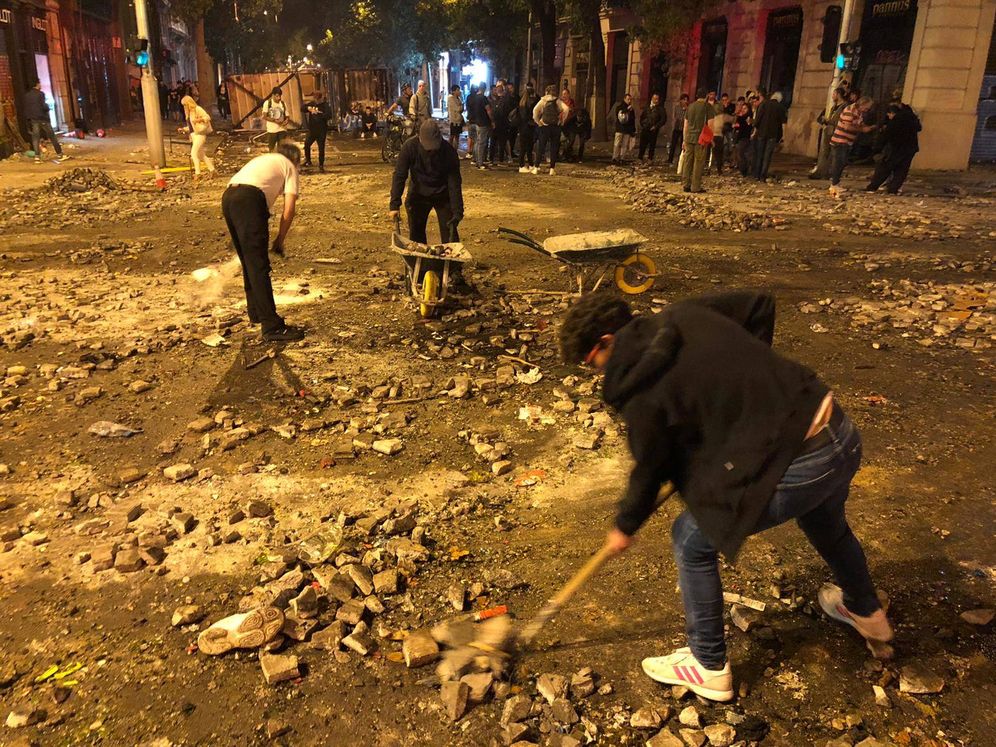 Foto: Un grupo de vecinas limpia los destrozos causados por los manifestantes. (Foto: Ángel Villarino)