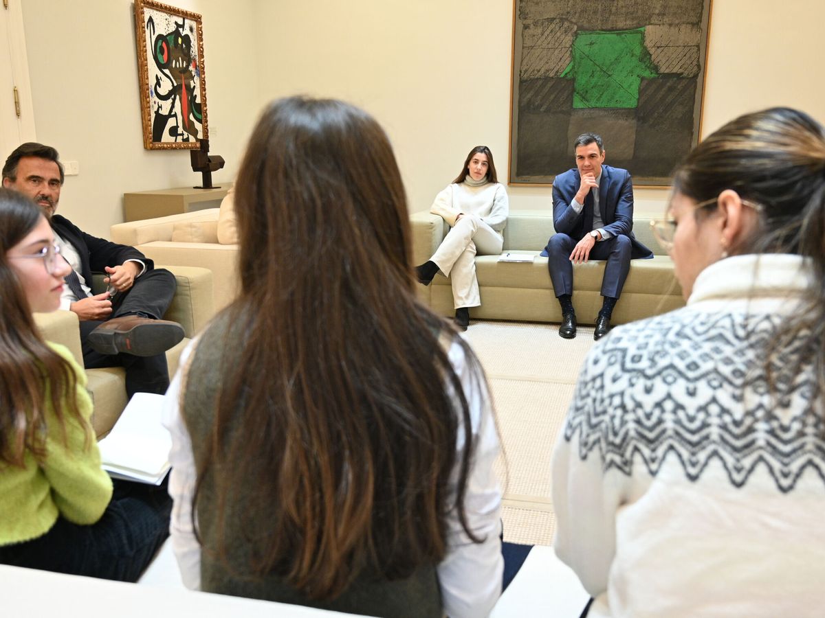 Foto: El presidente del Gobierno, Pedro Sánchez, en una reunión con jóvenes en el Palacio de la Moncloa. (EFE/Moncloa)