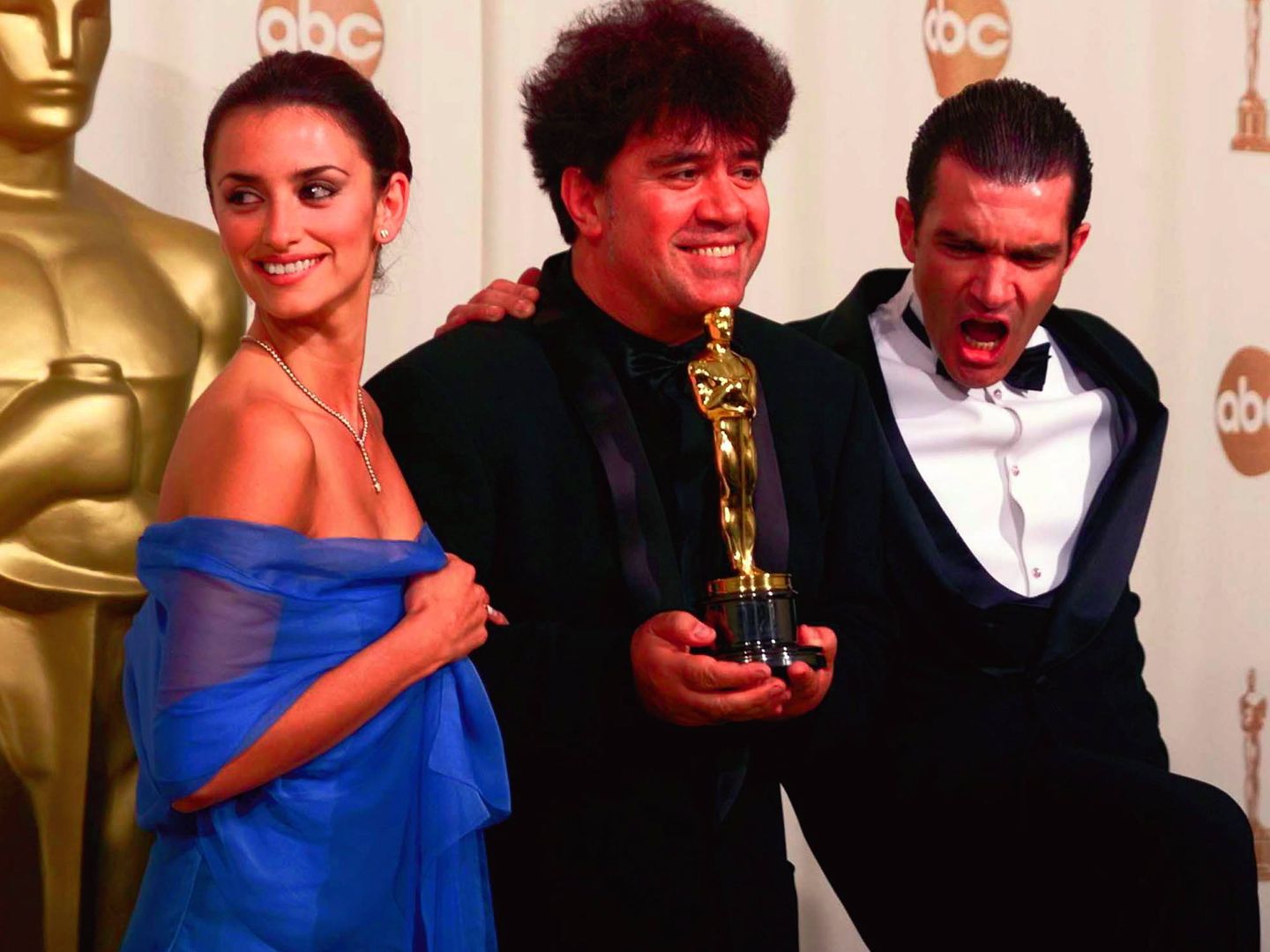  Pedro Almodóvar recogió el Oscar en el año 2000 de mano de Penélope y Banderas. (Gtres)