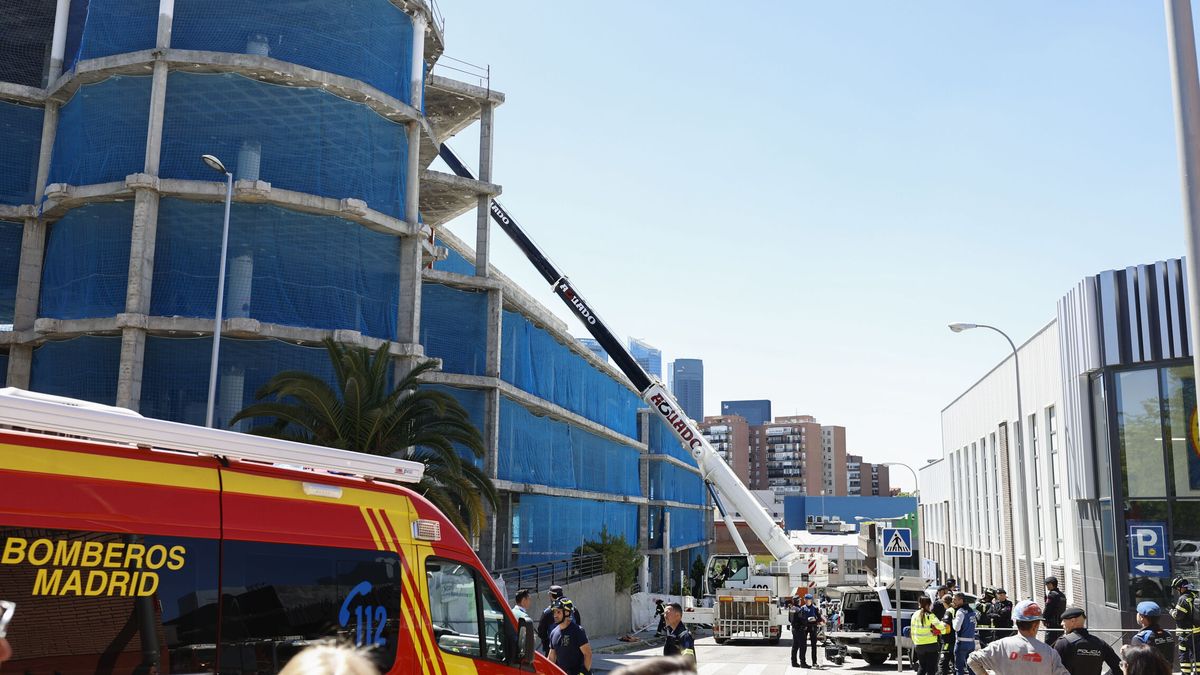 Hallan muertos a los dos operarios sepultados tras caerles el forjado de un edificio en rehabilitación en Madrid