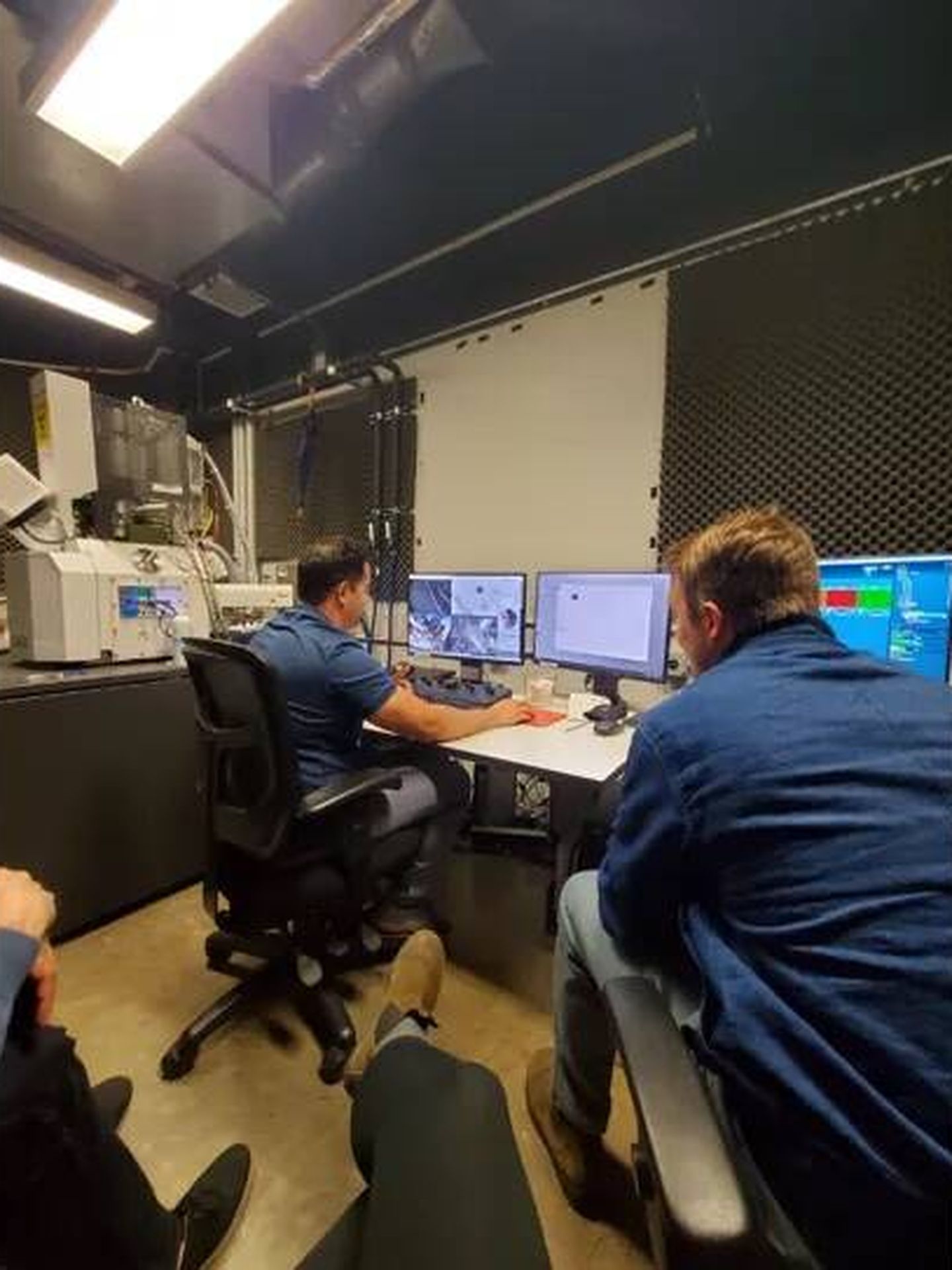 El equipo de Ryan Weed realizando mediciones SEM/EDS de esférulas IM1 en el Departamento de Ingeniería Nuclear de la UC Berkeley.