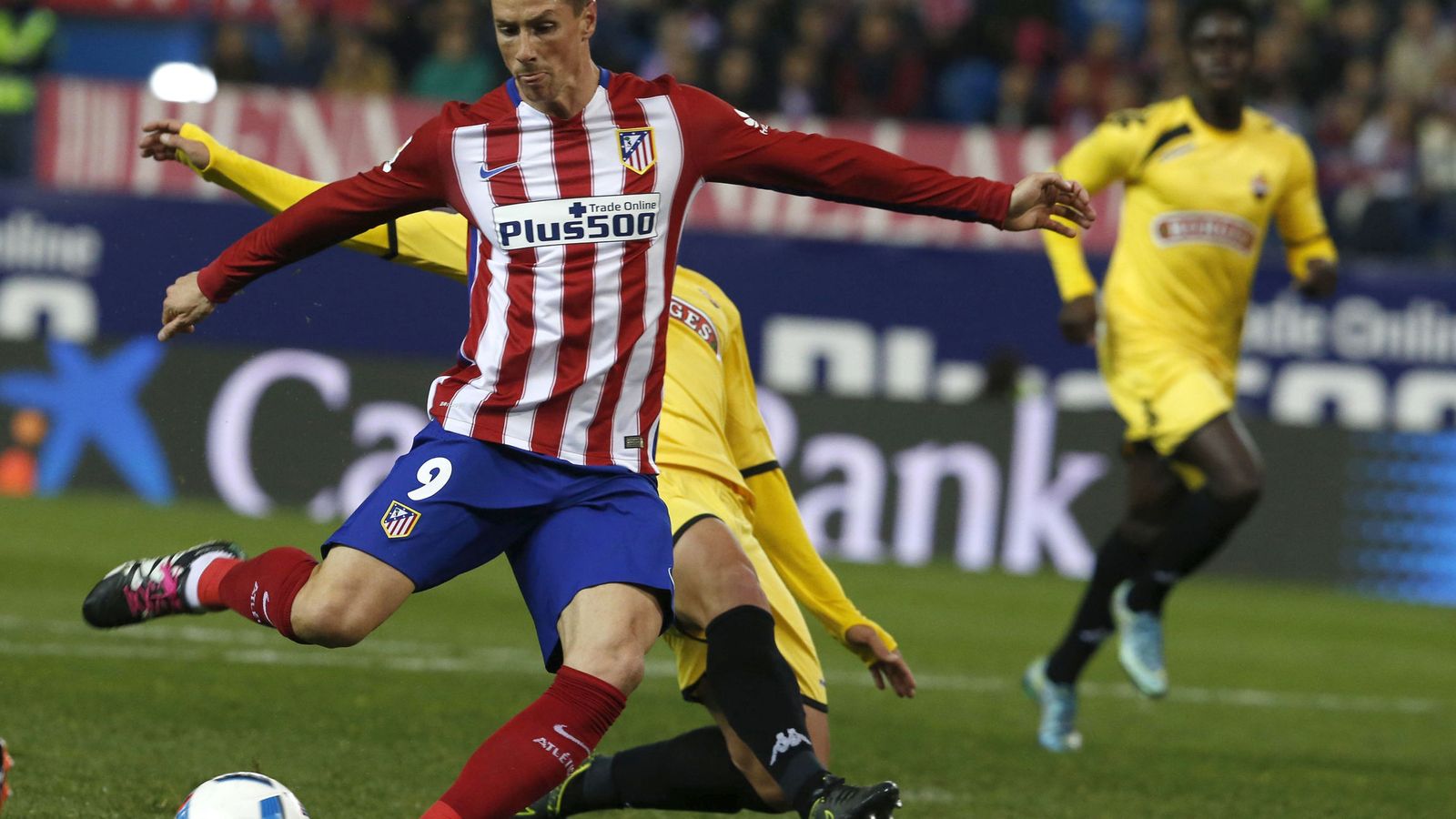 Foto: La afición del Atlético de Madrid jaleó a Fernando Torres cuando se cumplió el minuto 9 del partido (EFE)