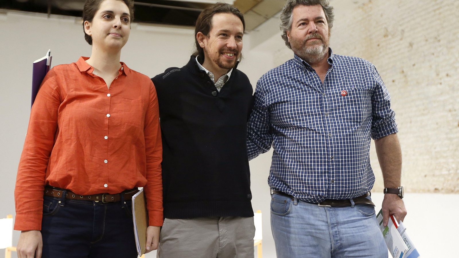 Foto: Marta Victoria Pérez, Pablo Iglesias y Juantxo López de Uralde en la presentación del programa energético de Podemos (EFE).