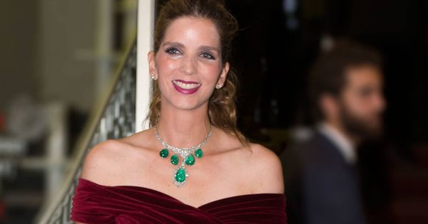 Foto: Margarita Vargas con uno de los collares más impresionantes del joyero de los Franco. (Gtres) 