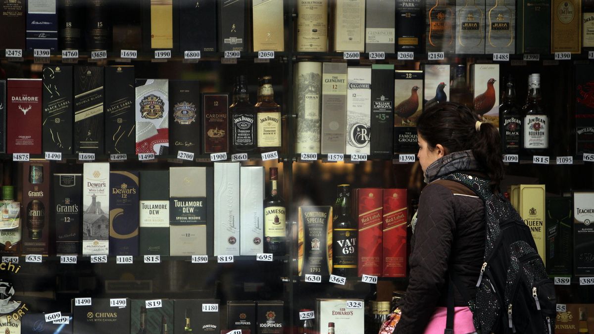 Los españoles gastaron una media de 353 euros en tabaco y 700 en alcohol