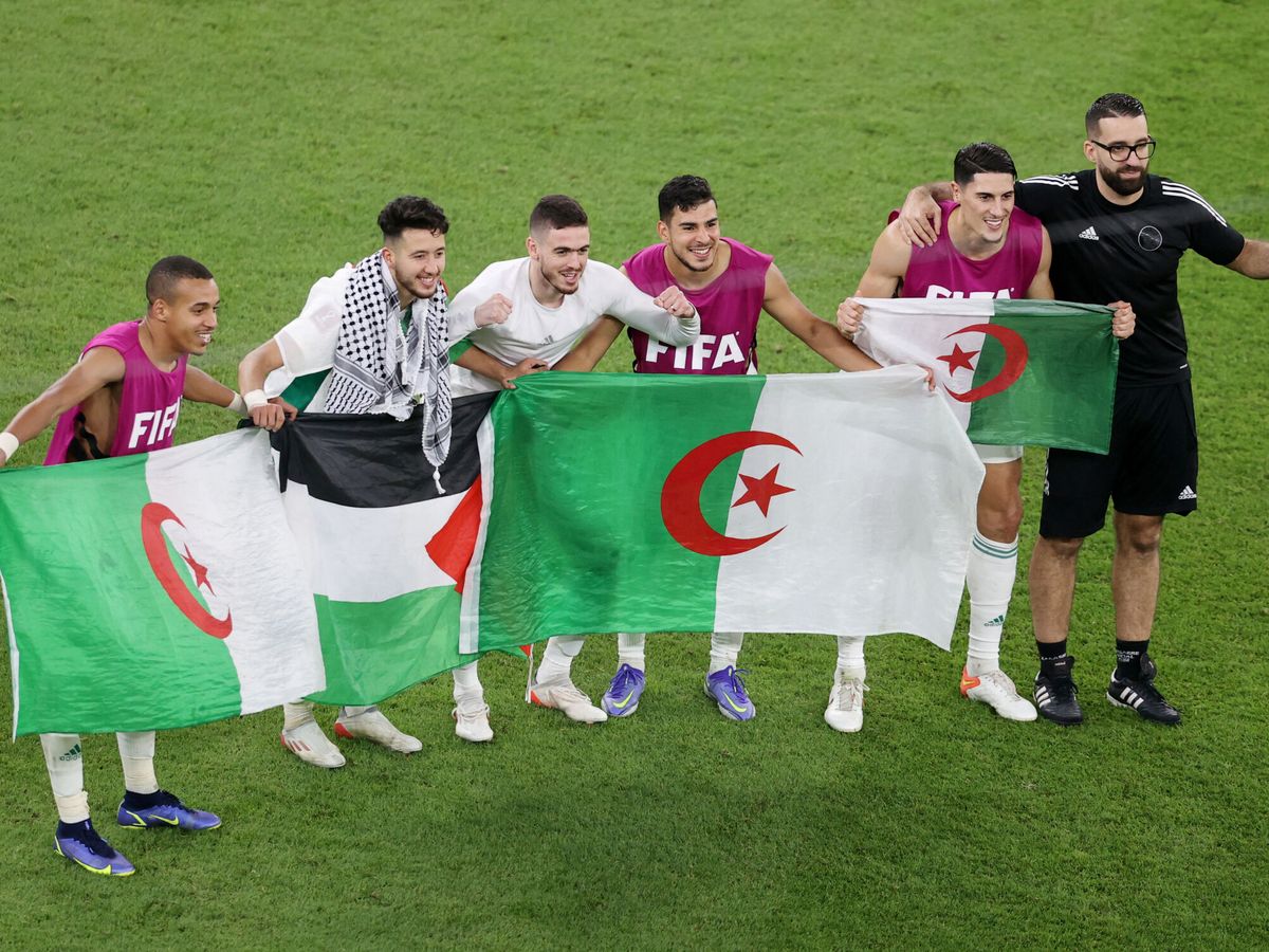 Foto: Jugadores argelinos muestran la bandera palestina en los cuartos de final de la Copa Árabe contra Marruecos. (Reuters/Ibraheem Al Omari)