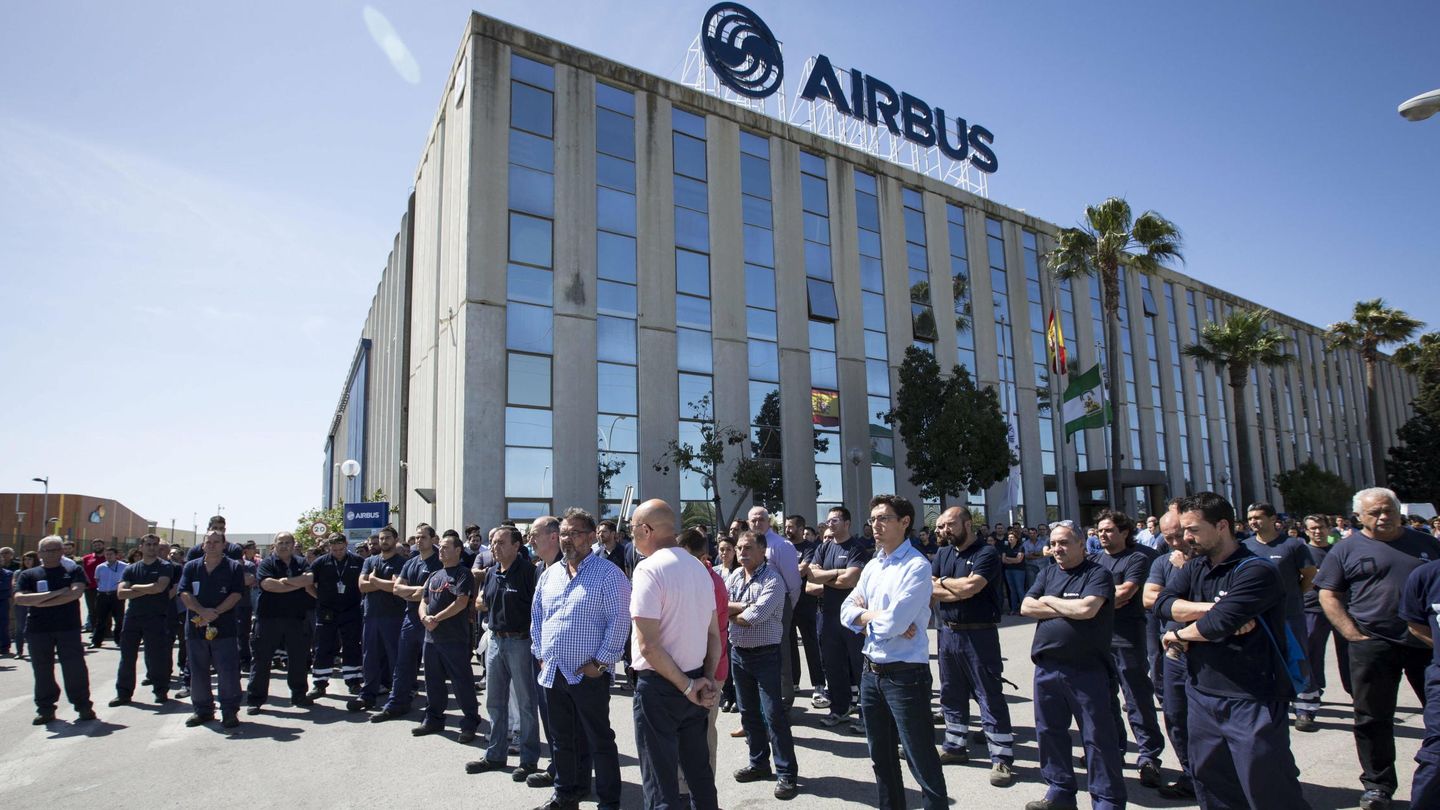 Trabajadores de Airbus se concentran para pedir 'comunicación y transparencia a la empresa'. (Efe)