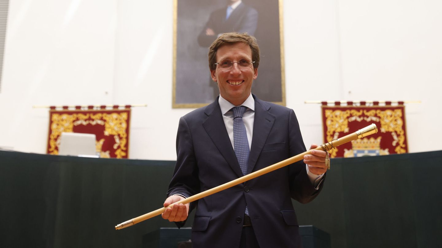 José Luis Martínez-Almeida posa con el bastón de mando tras el pleno constitutivo del consistorio madrileño. (EFE/Juan Carlos Hidalgo) 